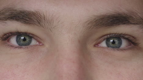 primer plano del hombre ojos azules mirando a la cámara pensando reflexión pensativa en el iris