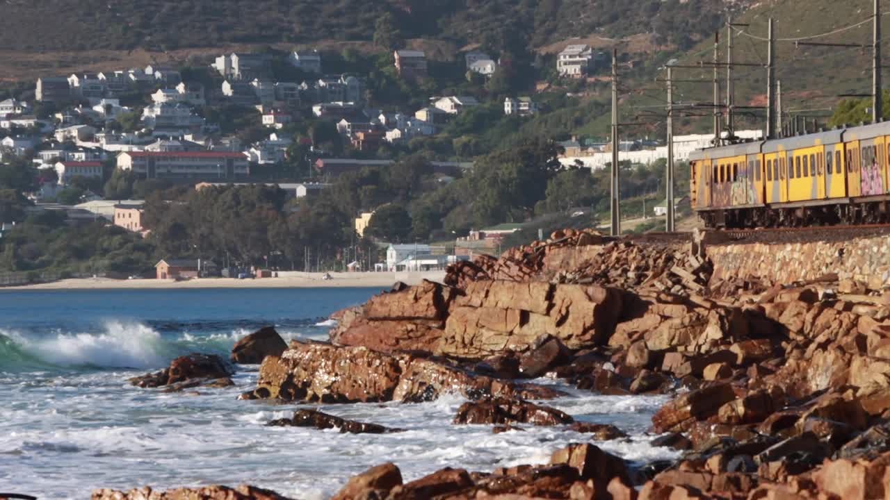 tren costero que viaja a lo largo del litoral
