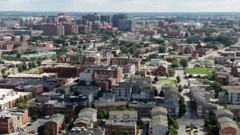 baltimore, maryland, estados unidos, ciudad de estados unidos con casas, apartamentos, casas, universidad de md, johns hopkins, tiro de establecimiento de día urbano de verano