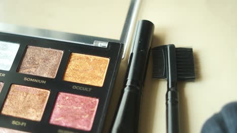 un primer plano de una hermosa paleta de sombra de ojos