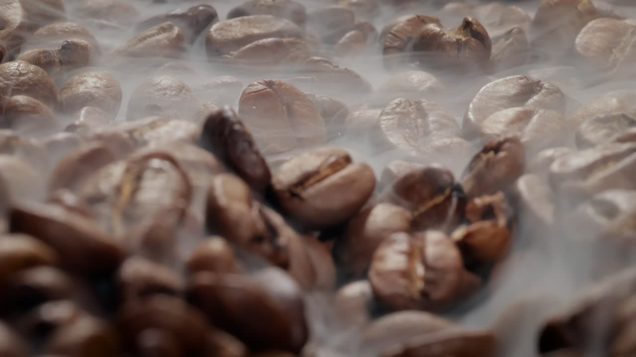 연기가 있는 구운 커피 콩