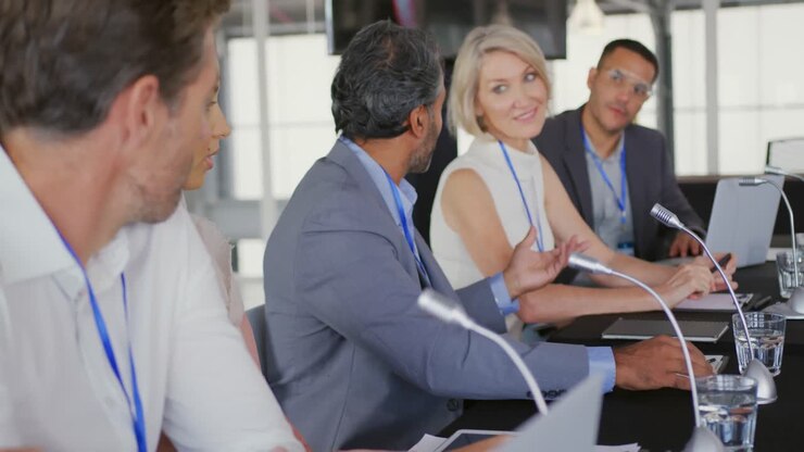 Un panel di delegati d'affari che parlano a una conferenza