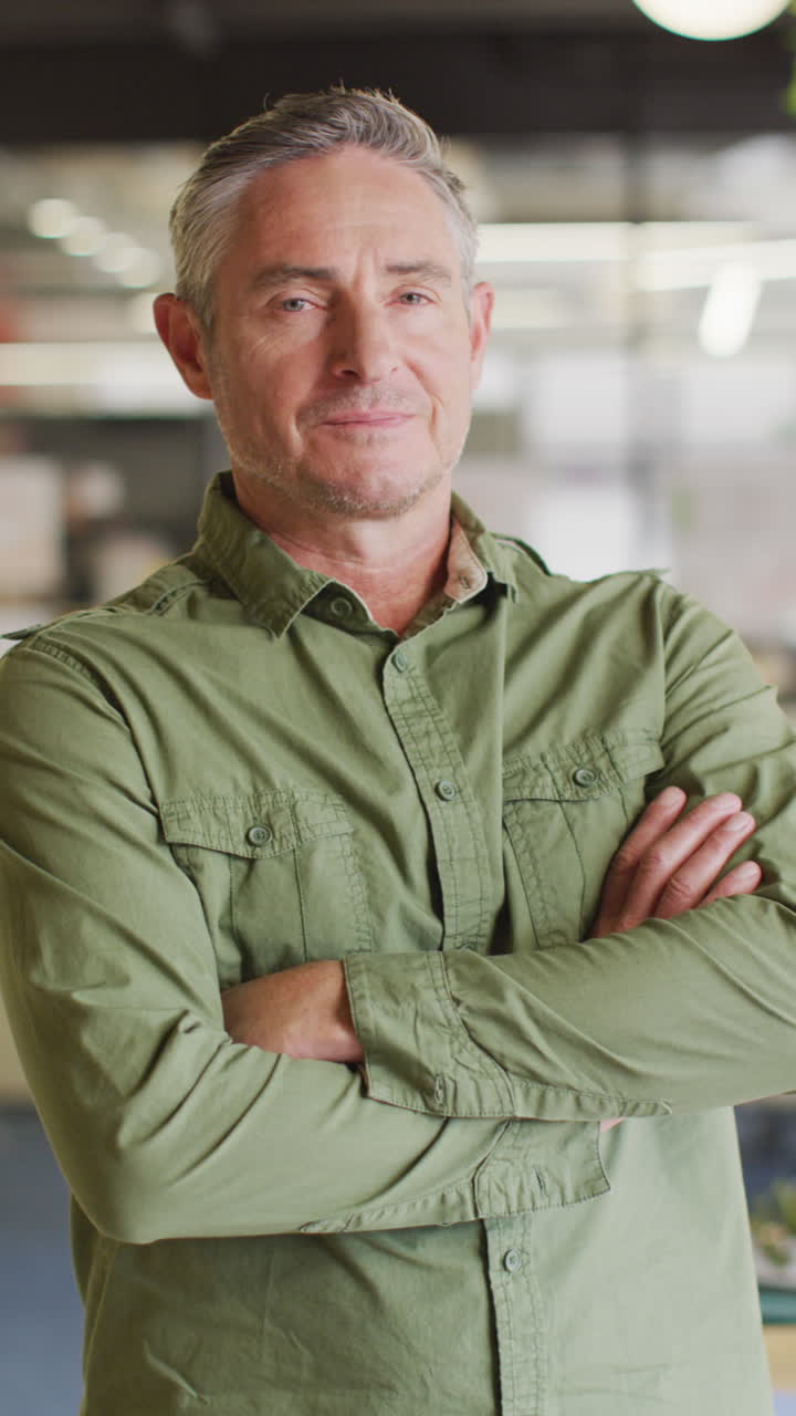 video vertical del retrato del feliz hombre de negocios caucásico en la oficina