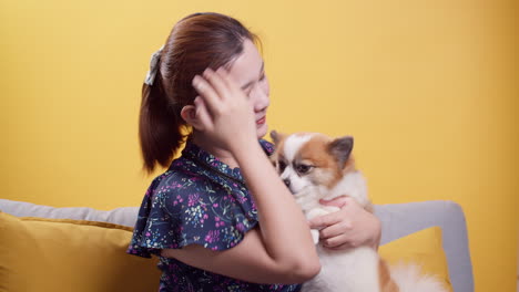 las mujeres asiáticas juegan con mascotas cachorros sostienen un