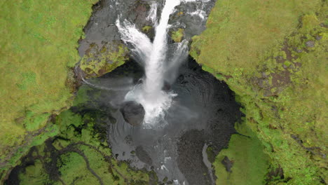 antena: toma de arriba hacia abajo de la hermosa cascada kvernufoss en islandia