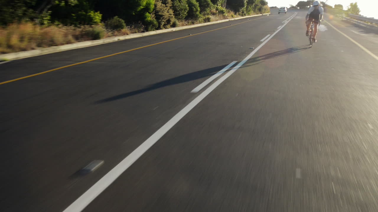 건강한 남자가 도로 자전거를 타고 야외 피트니스 스테디캠 촬영