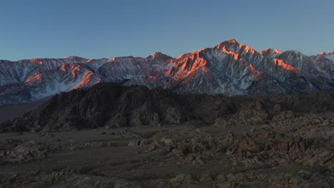 Golden-Sunlight-Illuminates-Alabama-Hills-With-Range-And-Rock-Formations-In-Inyo-County,-California