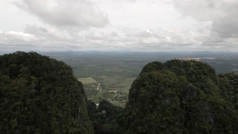 estatua de buda en la cima de la colina en thailnad
