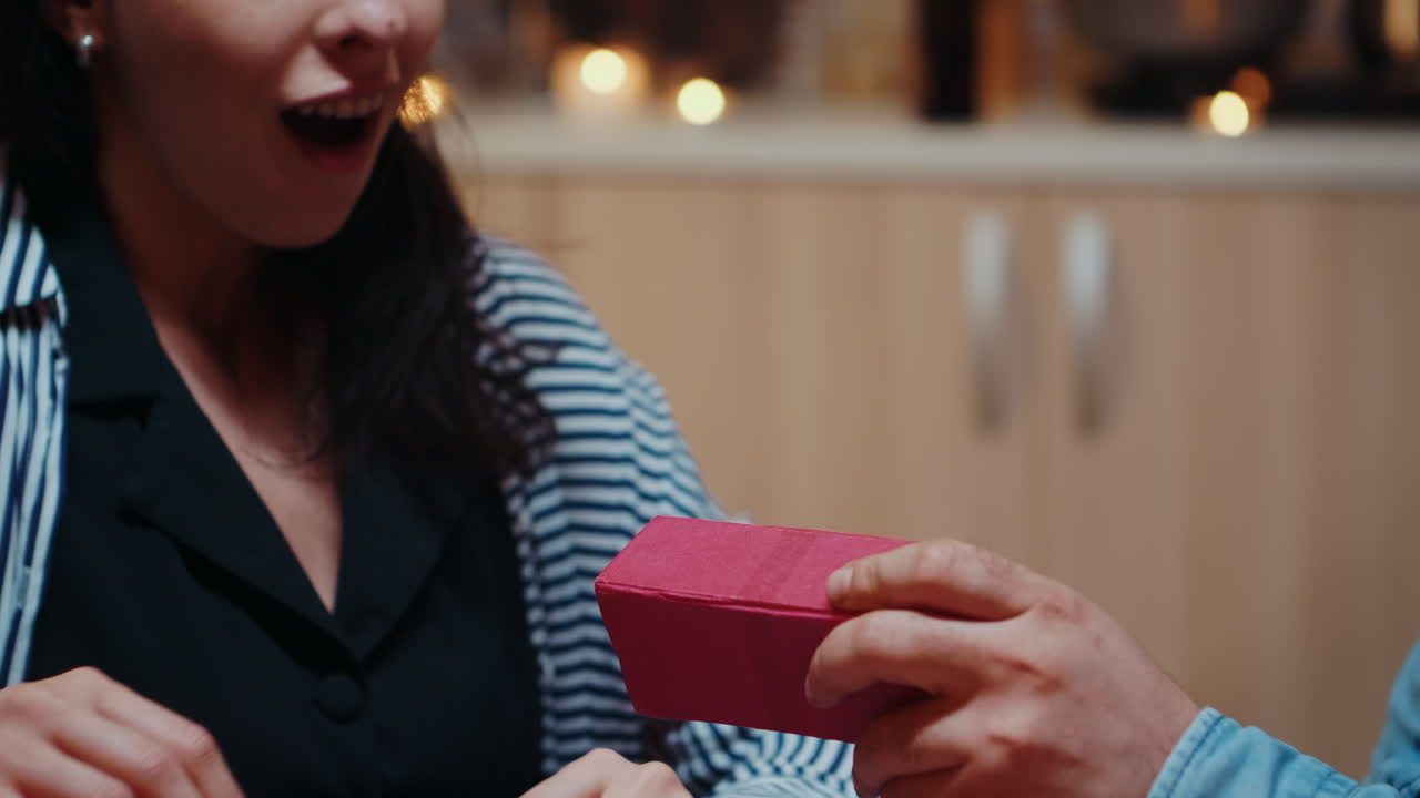 선물로 놀라운 아내의 클로즈업