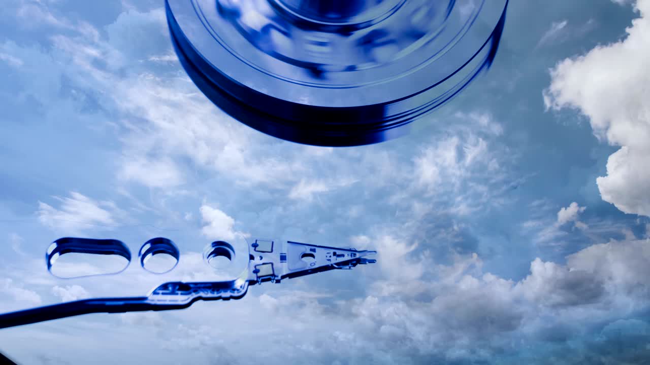 하드 디스크 드라이브는 클라우드의 타임 스, 클라우드 스토리지의 개념, 비디오 루프를 반영합니다.