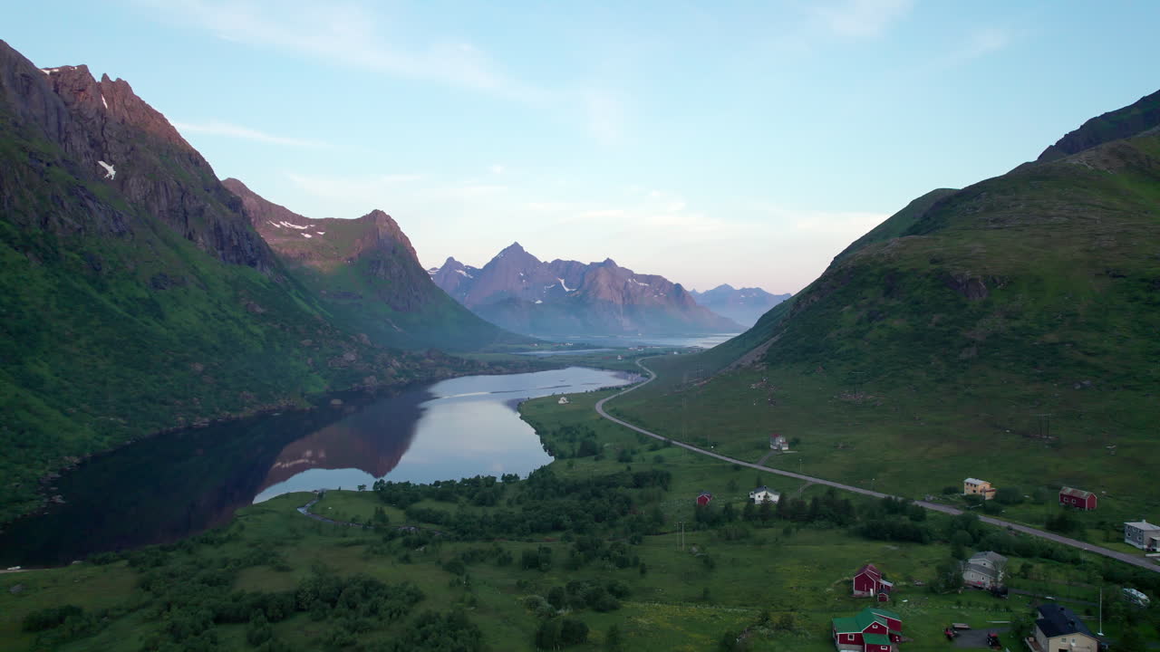 montañas lofoten reflexionando sobre un lago durante la noche de verano en el norte de noruega