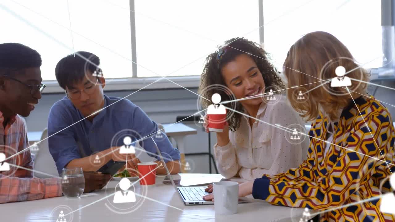 animación de la red de iconos de perfil sobre diversos colegas discutiendo juntos en la oficina