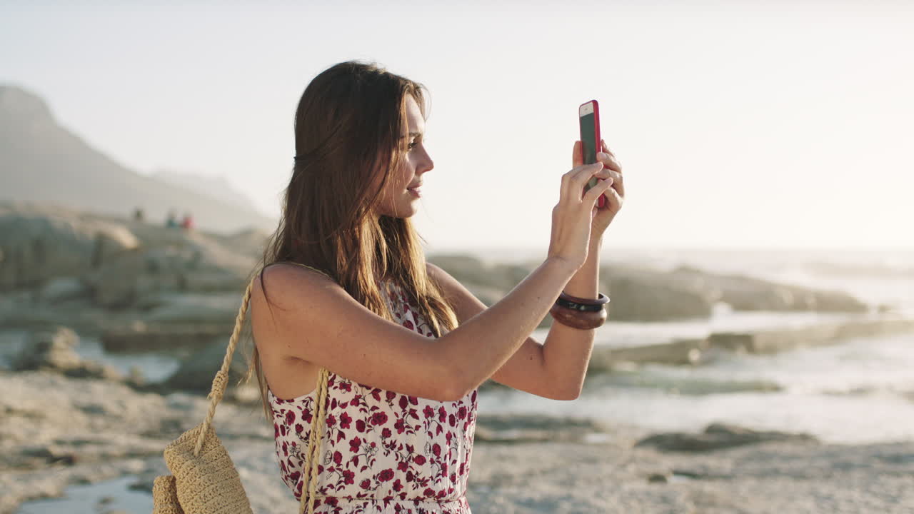 mujer, teléfono y playa para fotografiar
