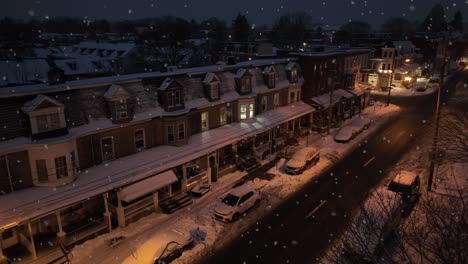 Auto-Auf-Verschneiter-Straße-Mit-Schneegestöber