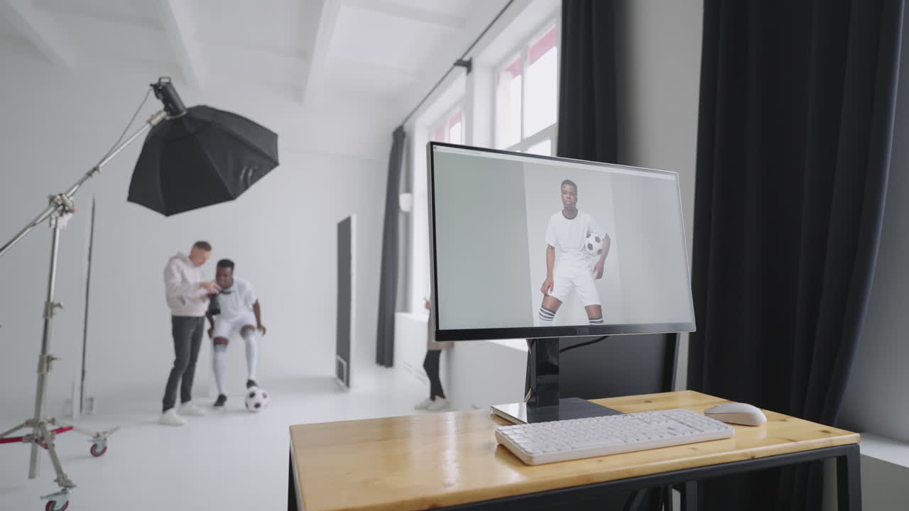 un modelo masculino negro deportivo posa para carteles publicitarios. juega con la pelota para tomas espectaculares. elegante revista deportiva de moda. una sesión de fotos hecha con equipos profesionales en el estudio