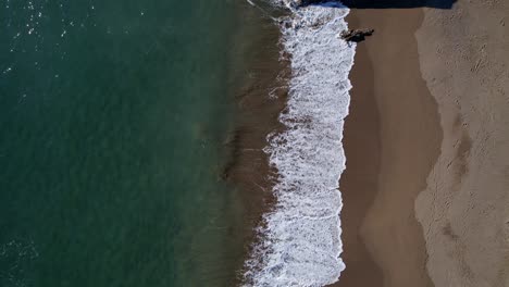 Bedruthan-Escalones-Toma-Aérea-De-Arriba-Hacia-Abajo-De-La-Playa-Y-Las-Olas-Del-Océano