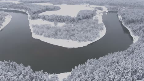 內里斯河的曲線在雪的冬天-8