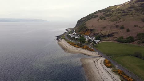 Vista-Aérea-De-La-Ciudad-Escocesa-De-Catacol-En-La-Isla-De-Arran-En-Un-Día-Nublado,-Escocia