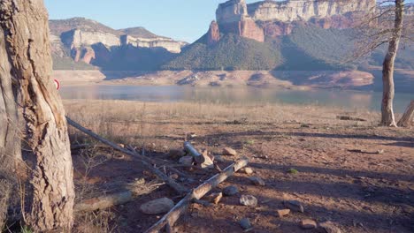 el pantano de sau está sin agua debido a los problemas de extrema sequedad y falta de lluvia.