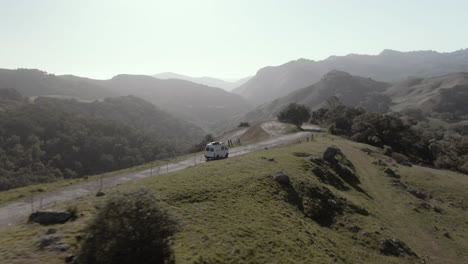 Cerca-De-Una-Furgoneta-Lifer-Conduciendo-Por-Las-Carreteras-Secundarias-De-California