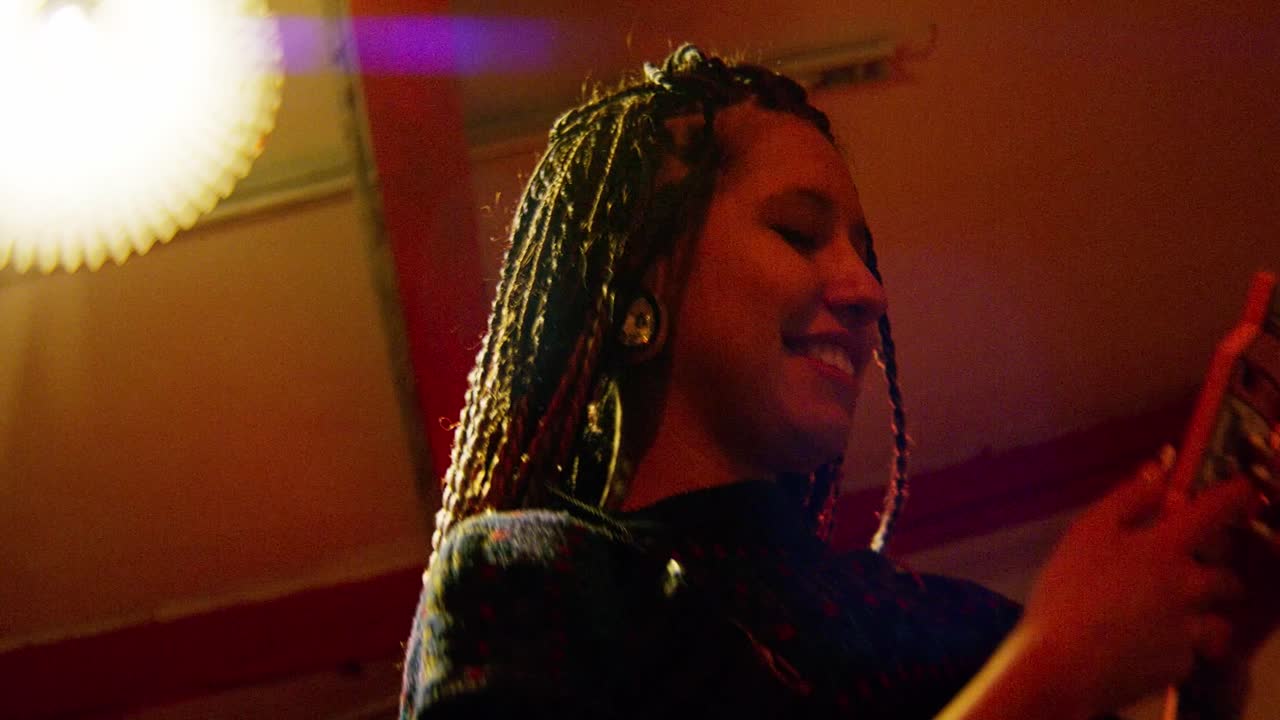 mujer jugando en una habitación oscura