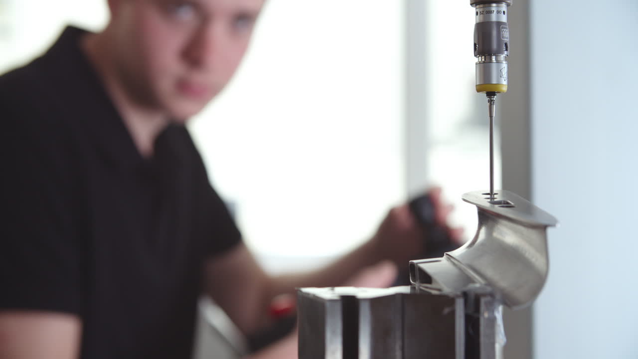 ingeniero masculino que utiliza el sistema cad para trabajar en el componente