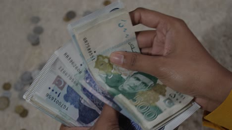 500 y 1000 por se cuentan en manos de una mujer