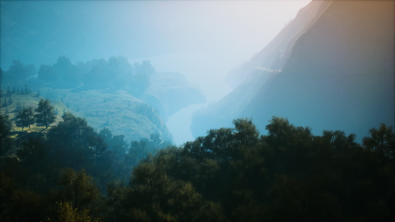 amanecer en las montañas en una mañana brumosa