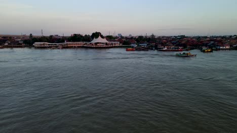 帕倫班格鎮 (palembang township) 乘坐帆船飛過穆西河 (musi river)