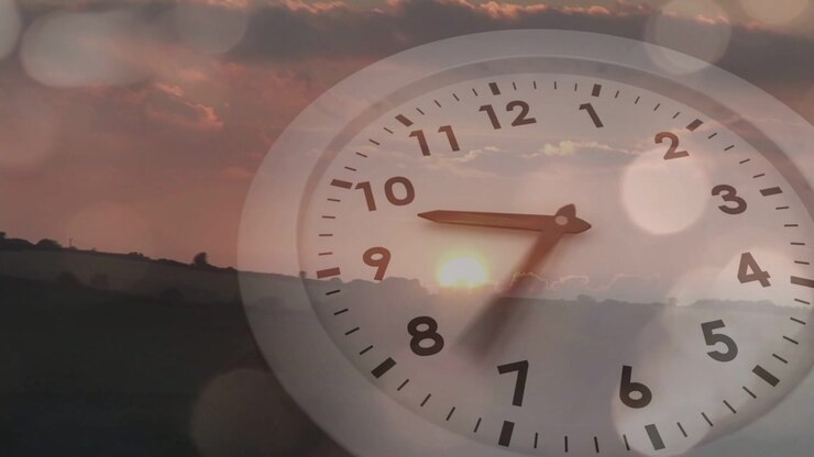 Alba che inizia, quadrante bianco dell'orologio con lancette che ruotano in senso orario, lancetta dei minuti che si muove, mostrando un timelapse.