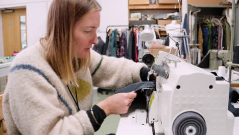 Costurera-Usando-Una-Máquina-Overlock-Serger-En-Un-Estudio-Textil-De-Moda-Lenta