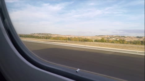 vista de pov desde el avión por la pista de aterrizaje para el despegue