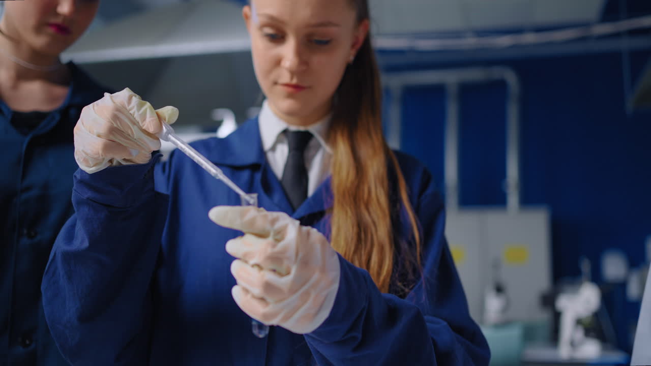 chicas adolescentes realizando un experimento de química en un laboratorio