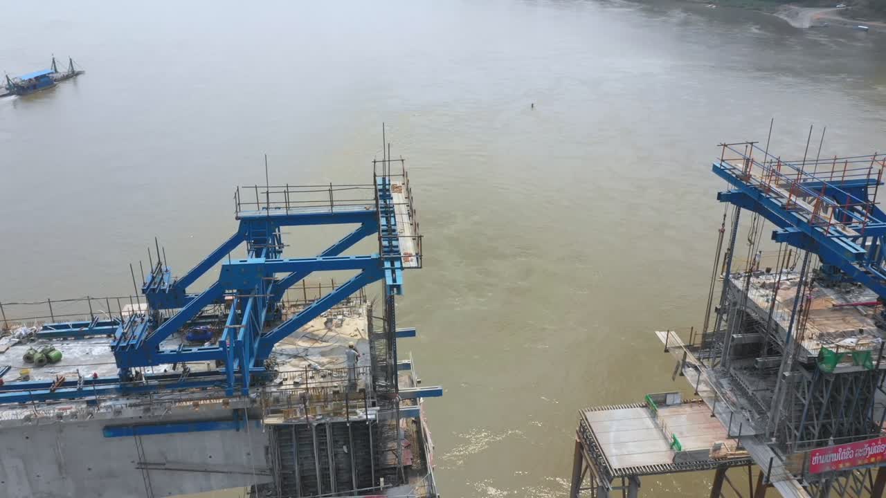 construcción de un puente sobre un río