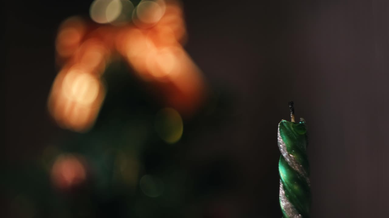 vela verde en el fondo del árbol de navidad