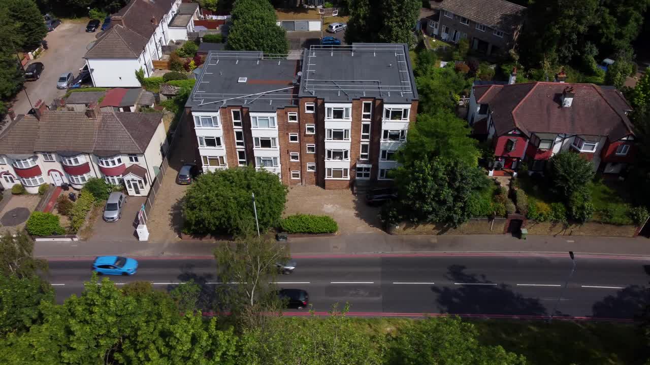 런던 교외의 사우스 스트리트에 있는 주거용 저층 주택