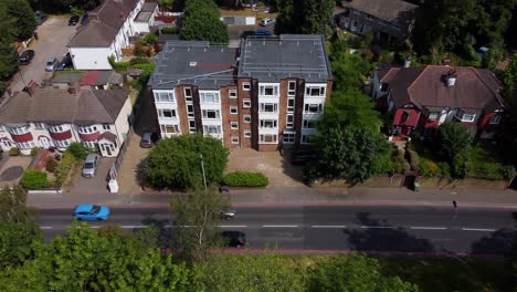 Luftaufnahme-Von-Flachen-Wohnhäusern-Auf-Der-Straße-Im-Südlichen-Londoner-Vorort