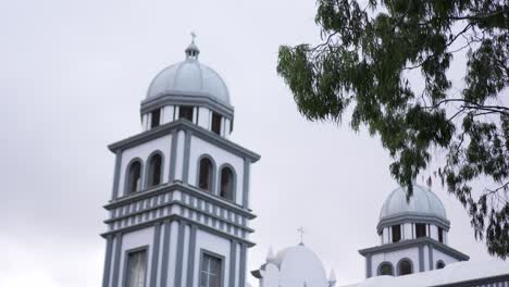vista de las torres del campanario de la basílica de suyapa en tegucigalpa, honduras