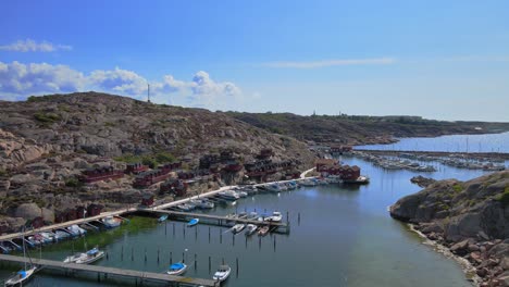 Pequeños-Botes-Amarrados-En-El-Embarcadero-Entre-La-Costa-Rocosa-En-Valbodalen,-Lysekil,-Suecia