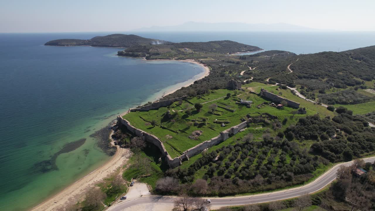 Antigua Ciudad de Anaktoroupolis en Nea Peramos, Kavala, Grecia. Vista Panorámica Aérea de Ruinas Bizantinas. Lugar Turístico.