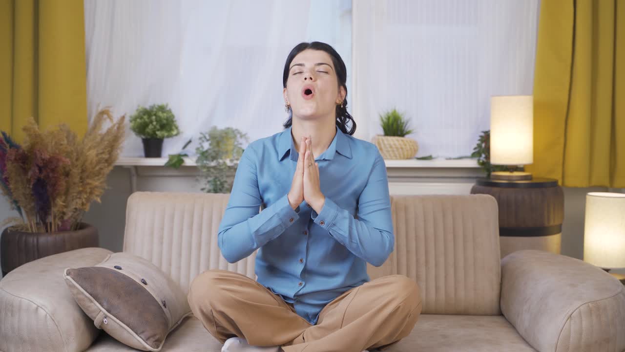 명상하는 젊은 여성.