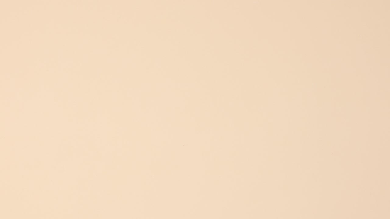 libros antiguos de tapa dura ordenando uno sobre el otro en fondo beige.