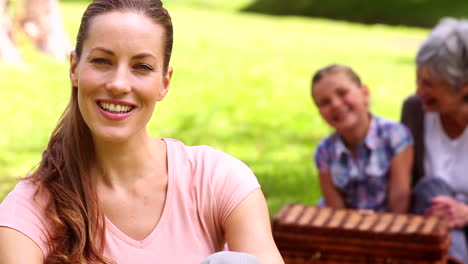 Drei-Generationen-Von-Frauen-Beim-Picknick