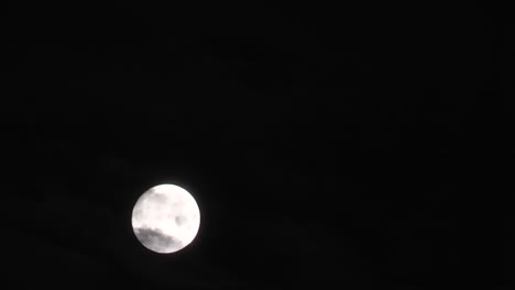avance rápido salida de la luna detrás de las nubes a la medianoche