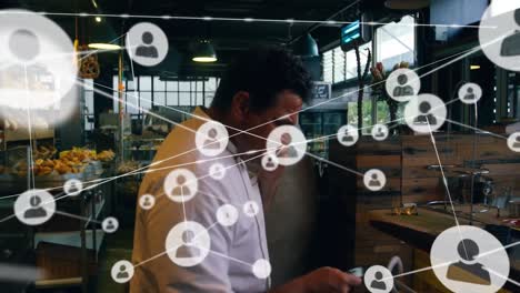 animación de la red de conexiones con iconos sobre el hombre latino usando un teléfono inteligente