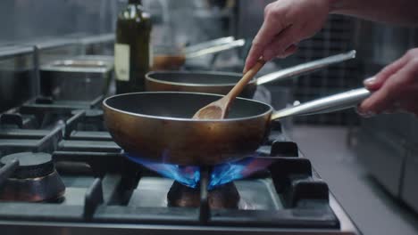 El-Cocinero-Está-Dando-Vueltas-A-La-Carne