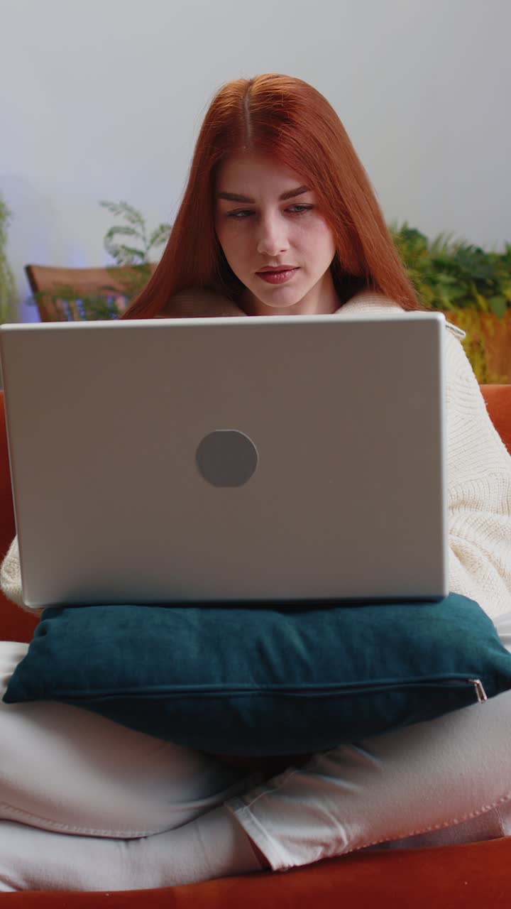 Una bella donna freelance apre un portatile inizia a lavorare istruzione invia messaggi fa acquisti online