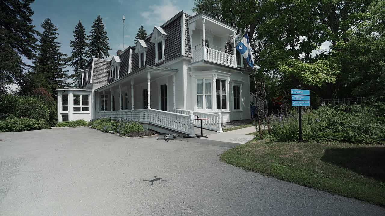 drone aterrizando en el suelo asfaltado en saint eustache, quebec, canadá