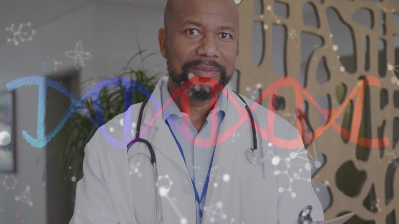 animación de cadena de adn y moléculas sobre un doctor afroamericano sonriente en el hospital.