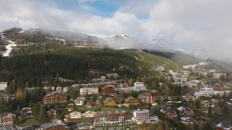 toma aérea en suiza sobre la ciudad de crans montana, valais